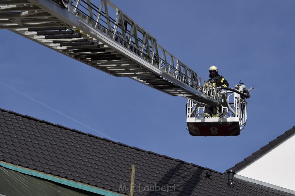 Feuer 2 Dachstuhl Koeln Dellbrueck Von der Leyen Str P052.JPG - Miklos Laubert